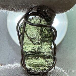 “Moldavita auténtica en bruto de color verde con textura natural irregular formada por impacto meteorítico”