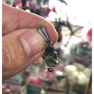 Piedra Moldavita auténtica en bruto ref MMJC10A6 vibración