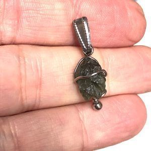 Piedra Moldavita auténtica en bruto ref MMJC10A6 vibración