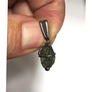 Piedra Moldavita auténtica en bruto ref MMJC10A6 vibración