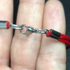 Pulsera de material textil roja negra y herradura de acero de joyería con propiedades muy altas. Doble hilo de textil Rojo para potenciar su efecto. Pulsera con cierre y terminales de acero reforzado. Pulsera tamaño unos 18.cm cm de largo aproximadamente , puede variar. Las pulseras que hacemos un nuestro taller artesanal con de color rojo. Las pulseras tiene los broches de acero para mejorar su acabado y firmeza. Pulsera roja preciosa , según las creencias populares utilizada para protección , envidias y trabajo . La foto puede diferir ligeramente del producto recibido en casa. Ideales para regalar o para ti Tamaño ideal para llevar y utilizar en cualquier momento Transmite su creencia de protección cuando la tenemos en nuestra mano