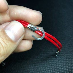 Pulsera de material textil roja negra y herradura de acero de joyería con propiedades muy altas. Doble hilo de textil Rojo para potenciar su efecto. Pulsera con cierre y terminales de acero reforzado. Pulsera tamaño unos 18.cm cm de largo aproximadamente , puede variar. Las pulseras que hacemos un nuestro taller artesanal con de color rojo. Las pulseras tiene los broches de acero para mejorar su acabado y firmeza. Pulsera roja preciosa , según las creencias populares utilizada para protección , envidias y trabajo . La foto puede diferir ligeramente del producto recibido en casa. Ideales para regalar o para ti Tamaño ideal para llevar y utilizar en cualquier momento Transmite su creencia de protección cuando la tenemos en nuestra mano