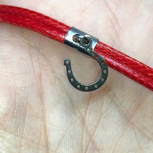 Pulsera de material textil roja negra y herradura de acero de joyería con propiedades muy altas. Doble hilo de textil Rojo para potenciar su efecto. Pulsera con cierre y terminales de acero reforzado. Pulsera tamaño unos 18.cm cm de largo aproximadamente , puede variar. Las pulseras que hacemos un nuestro taller artesanal con de color rojo. Las pulseras tiene los broches de acero para mejorar su acabado y firmeza. Pulsera roja preciosa , según las creencias populares utilizada para protección , envidias y trabajo . La foto puede diferir ligeramente del producto recibido en casa. Ideales para regalar o para ti Tamaño ideal para llevar y utilizar en cualquier momento Transmite su creencia de protección cuando la tenemos en nuestra mano