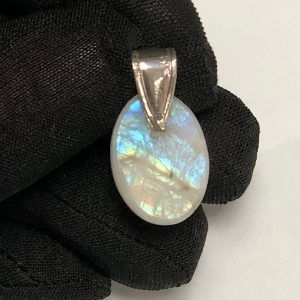 Colgante piedra luna y plata modelo energía femenina
