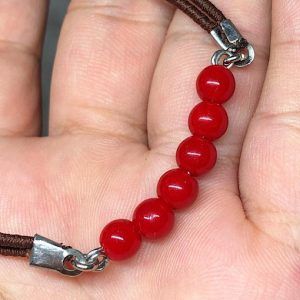 Pulsera de goma extensible con bolitas rojas en Madrid PBR1B