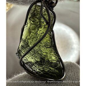 moldavita autentica colgante verde natural en bruto con textura vítrea certificada por gemólogo madrid