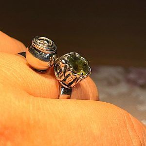Anillo de moldavita auténtica.