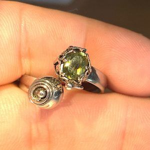 Anillo de moldavita auténtica.