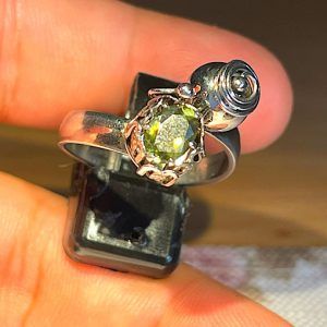 Anillo de moldavita auténtica.