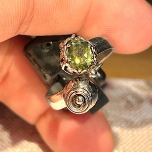 Anillo de moldavita auténtica.