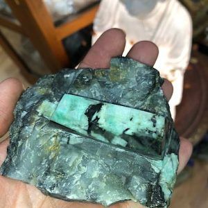 Esmeralda piedra precio en roca madre propiedades