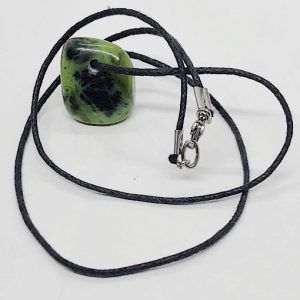 Colgante jade nefrita autentico rodado especial energía de propiedades con colgante textil y acero