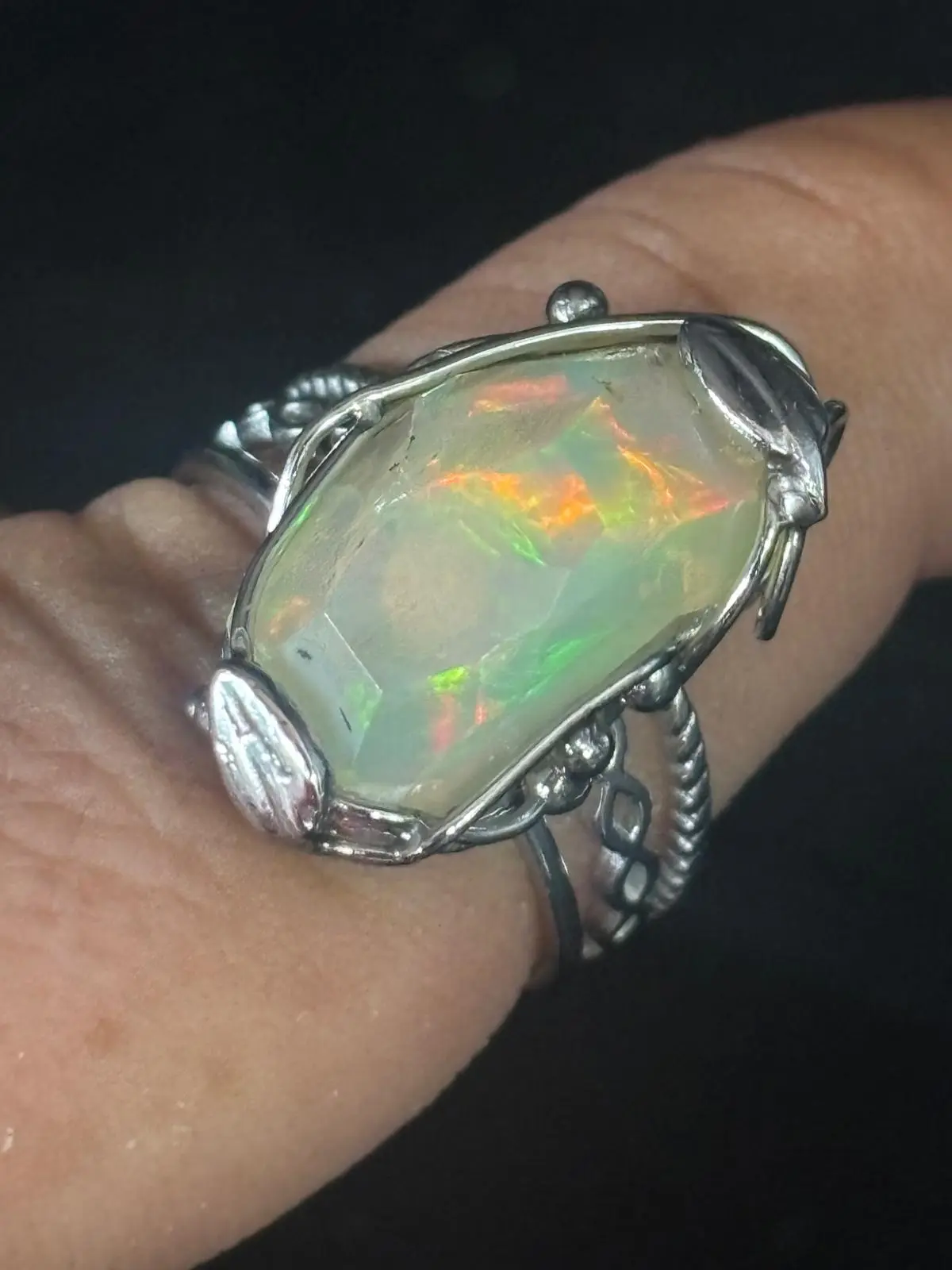 Anillo Ajustable de Opalo especial.