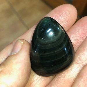 rodado obsidiana negra efecto arco iris