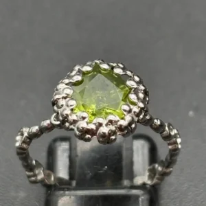 Anillo Ajustable de Olivino peridoto para mejorar la salud.