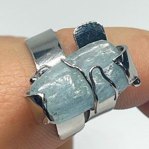Anillo de aguamarina mineral especial