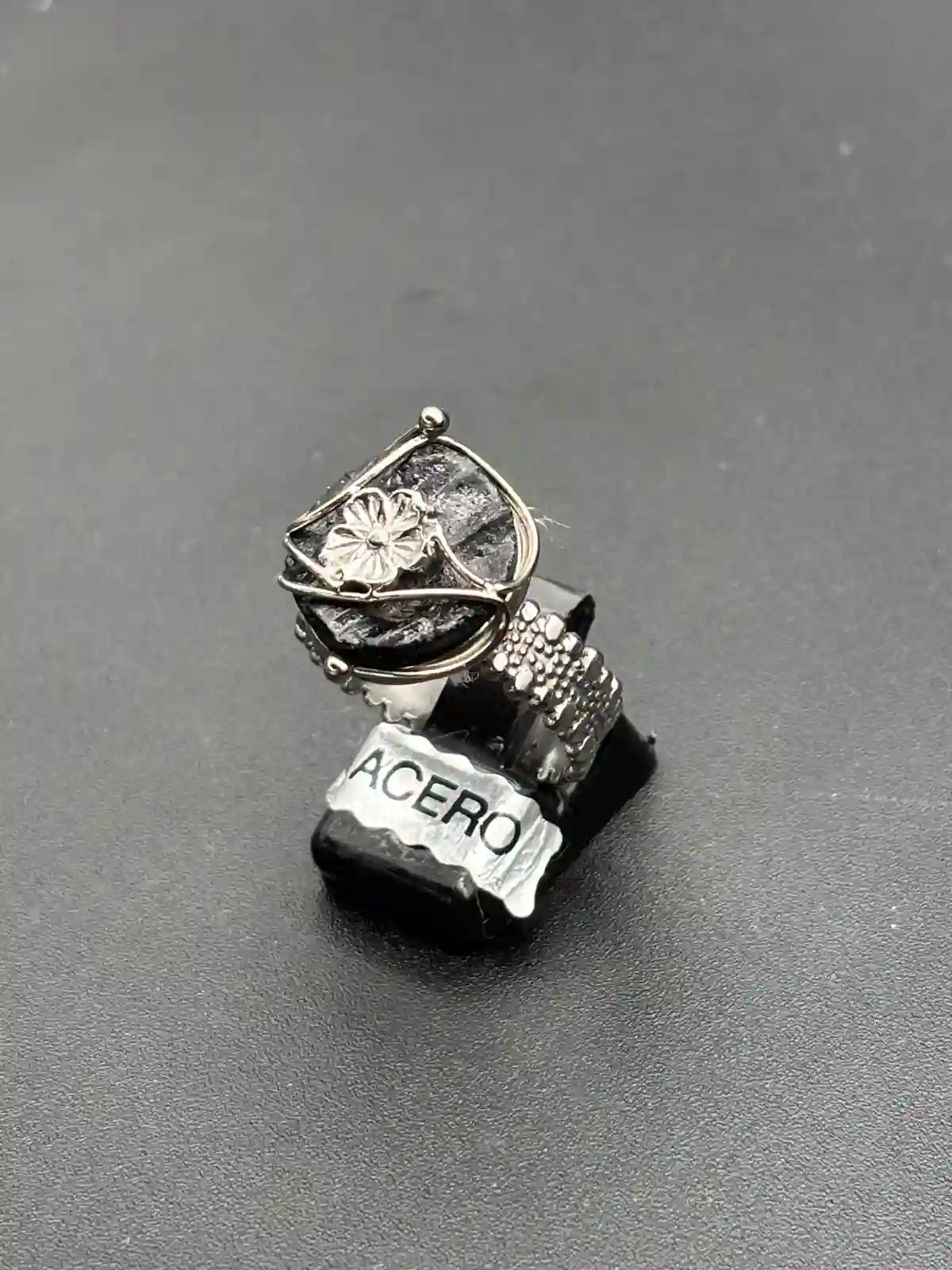 Anillo Ajustable de Turmalina Negra.
