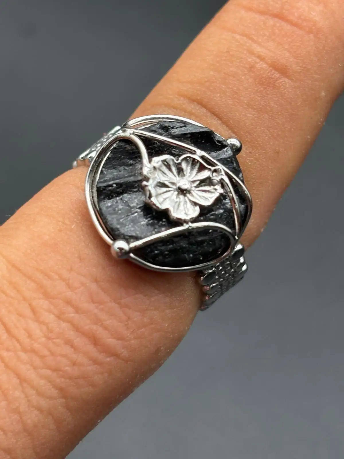 Anillo Ajustable de Turmalina Negra.