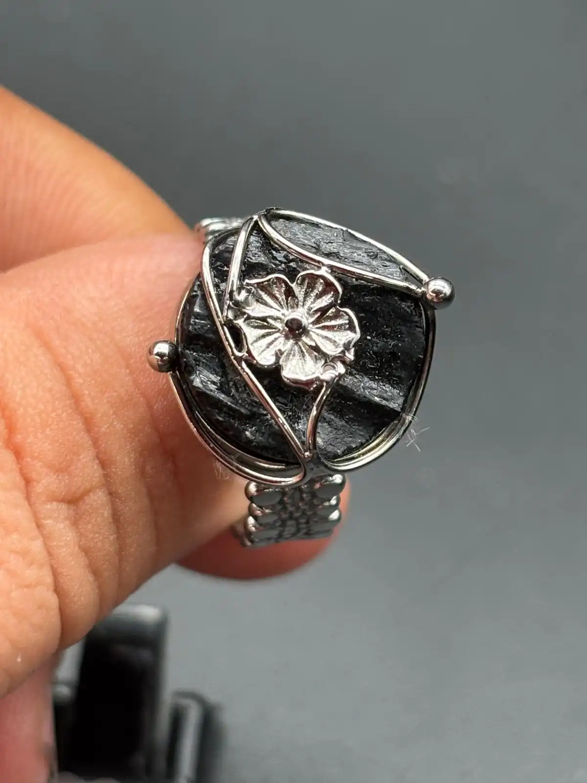 Anillo Ajustable de Turmalina Negra.