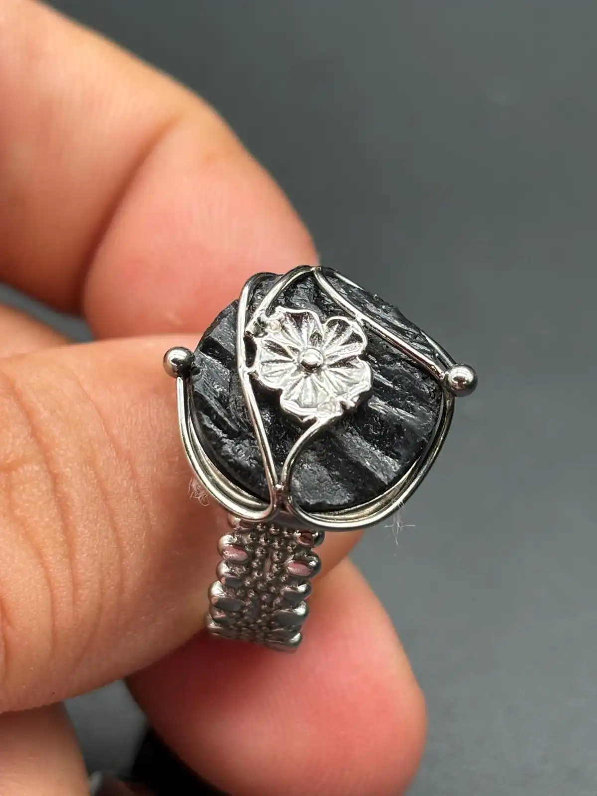 Anillo Ajustable de Turmalina Negra.